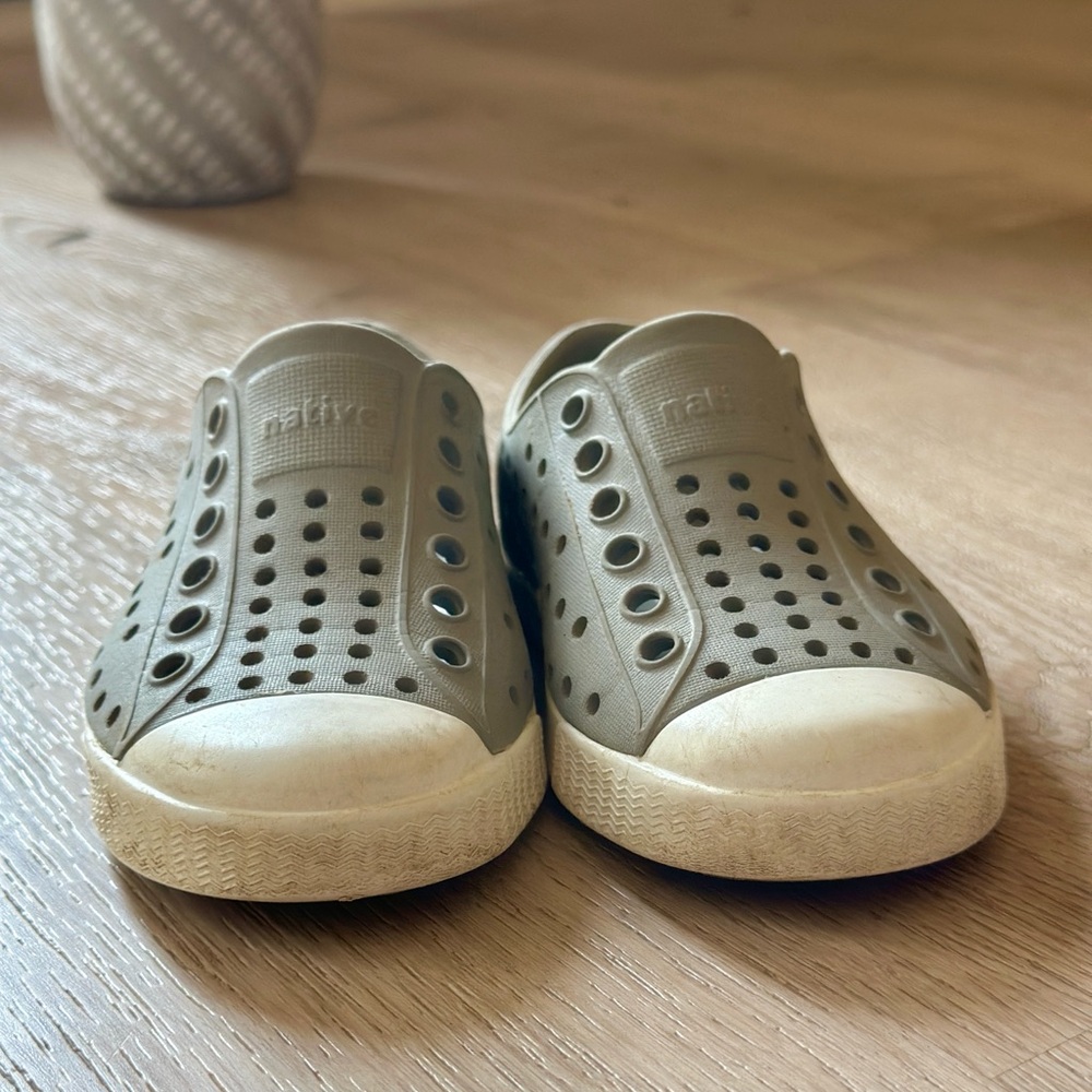 Native Shoes size 6 kids grey